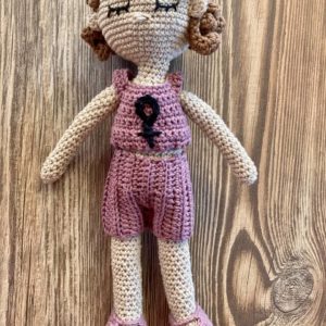 Muñeca amigurumi feminista