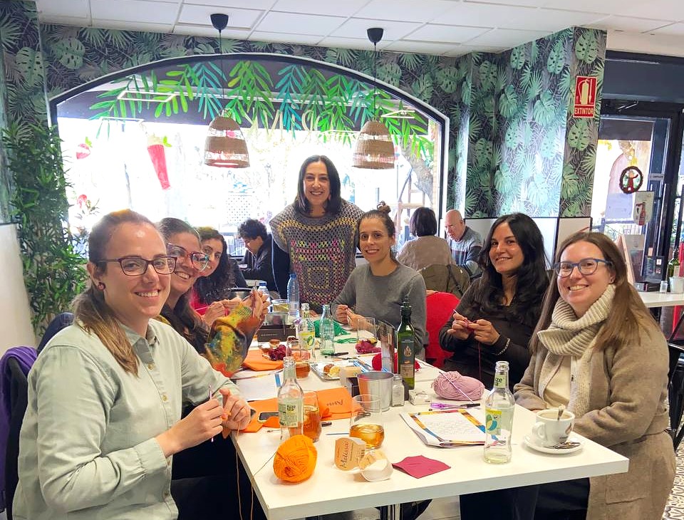 Momento creativo en torno al crochet